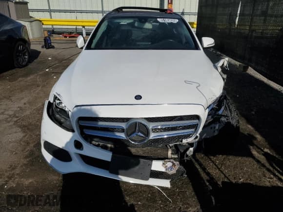 ✅ 2015 Mercedes-Benz C 300 • VIN: 55SWF4KB8FU009116 • Lot: 85165035. Wystawiony na Copart z przebiegiem 117 995 mil. Bezpłatny archiwum sprzedaży aukcyjnych z USA i szczegółowy raport historii pojazdu na DreamBid. Zdjęcie 5.