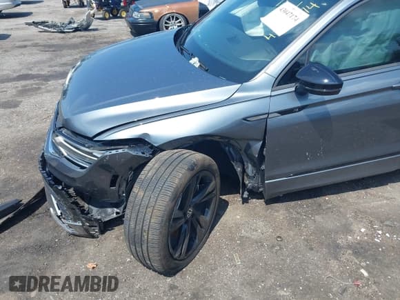 ✅ 2024 Volkswagen Tiguan SE R-Line Black • VIN: 3VVCB7AX2RM212440 • Lot: 43047174. Wystawiony na IAAI z przebiegiem Nie podano. Bezpłatny archiwum sprzedaży aukcyjnych z USA i szczegółowy raport historii pojazdu na DreamBid. Zdjęcie 6.