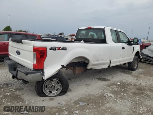 ✅ 2017 Ford F-250 XLT • VIN: 1FT7X2B68HEE35225 • Lot: 53303645. Wystawiony na Copart z przebiegiem 199 668 mil. Bezpłatny archiwum sprzedaży aukcyjnych z USA i szczegółowy raport historii pojazdu na DreamBid. Zdjęcie 3.