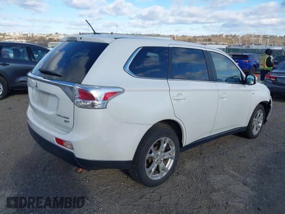 ✅ 2014 Mitsubishi Outlander GT • VIN: JA4JZ4AX2EZ003234 • Lot: 43721082. Listed on IAAI with 176,275 mi. Free auction sales archive from the USA and detailed vehicle history report at DreamBid. Image 4.