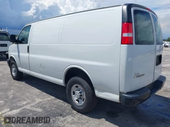 ✅ 2018 Chevrolet Express Cargo • VIN: 1GCWGAFP6J1304221 • Lot: 43060353. Wystawiony na IAAI z przebiegiem 204 808 mil. Bezpłatny archiwum sprzedaży aukcyjnych z USA i szczegółowy raport historii pojazdu na DreamBid. Zdjęcie 3.