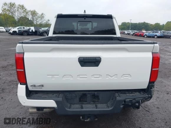 ✅ 2024 Toyota Tacoma SR5 • VIN: 3TYLB5JN6RT007094 • Lot: 43304161. Wystawiony na IAAI z przebiegiem 16 824 mil. Bezpłatny archiwum sprzedaży aukcyjnych z USA i szczegółowy raport historii pojazdu na DreamBid. Zdjęcie 16.