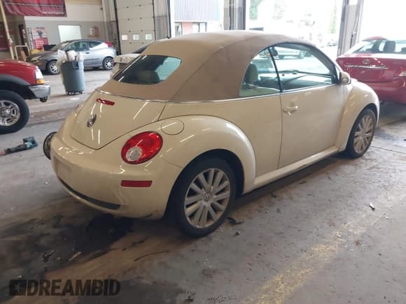 ✅ 2009 Volkswagen Beetle S • VIN: 3VWRG31Y89M408245 • Lot: 41600593. Listed on IAAI with 76,156 mi. Free auction sales archive from the USA and detailed vehicle history report at DreamBid. Image 4.