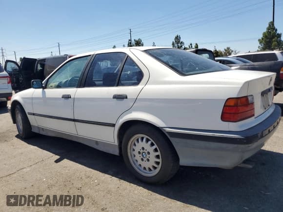 ✅ 1992 BMW 3 Series • VIN: WBACB4314NFF75564 • Lot: 71746365. Listed on Copart with 210,339 mi. Free auction sales archive from the USA and detailed vehicle history report at DreamBid. Image 2.