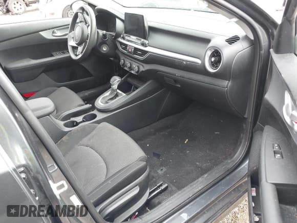 ✅ 2024 Kia Forte LXS • VIN: 3KPF24AD5RE790137 • Lot: 43451026. Wystawiony na IAAI z przebiegiem 15 341 mil. Bezpłatny archiwum sprzedaży aukcyjnych z USA i szczegółowy raport historii pojazdu na DreamBid. Zdjęcie 5.