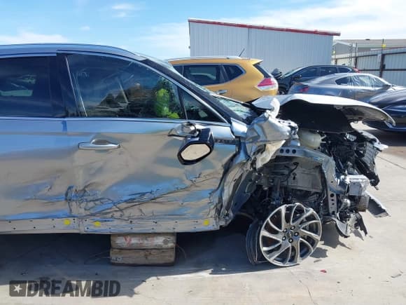 ✅ 2022 Lincoln Corsair Standard • VIN: 5LMCJ1C92NUL34355 • Lot: 41813479. Wystawiony na IAAI z przebiegiem 27 847 mil. Bezpłatny archiwum sprzedaży aukcyjnych z USA i szczegółowy raport historii pojazdu na DreamBid. Zdjęcie 18.