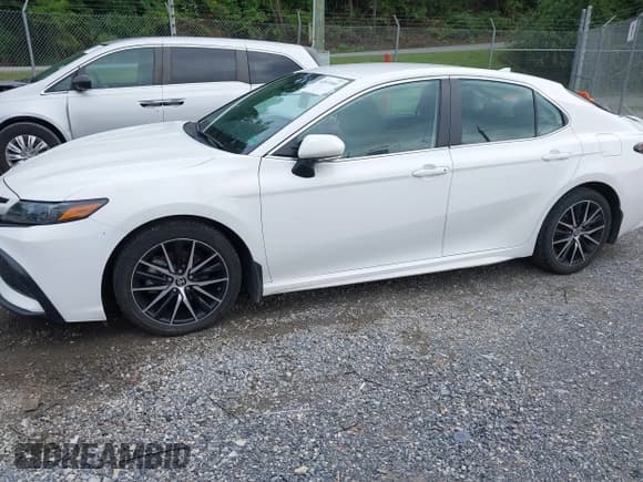 ✅ 2022 Toyota Camry Hybrid SE • VIN: 4T1G31AK9NU038141 • Лот: 42871003. Опубликован ранее на IAAI с пробегом 31 918 миль. Бесплатный доступ к архиву аукционных продаж из США и подробный отчёт об истории автомобиля на DreamBid. Изображение 14.