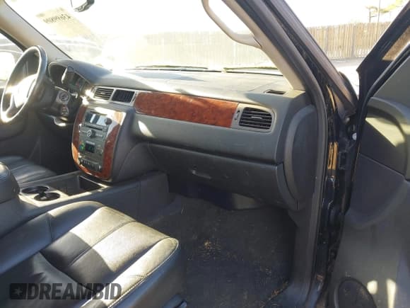 ✅ 2013 Chevrolet Suburban LT • VIN: 1GNSKJE78DR173059 • Lot: 43699809. Wystawiony na IAAI z przebiegiem 225 390 mil. Bezpłatny archiwum sprzedaży aukcyjnych z USA i szczegółowy raport historii pojazdu na DreamBid. Zdjęcie 5.