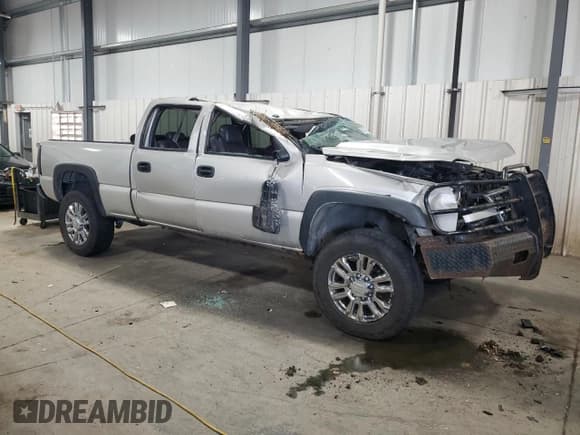 ✅ 2005 Chevrolet Silverado 2500HD LS • VIN: 1GCHK23255F962952 • Lot: 85852465. Wystawiony na Copart z przebiegiem 247 872 mil. Bezpłatny archiwum sprzedaży aukcyjnych z USA i szczegółowy raport historii pojazdu na DreamBid. Zdjęcie 4.