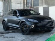 ✅ 2022 Aston Martin DBX • VIN: SD7VUJAW9NTV05320 • Lot: 56428845. Wystawiony na Copart z przebiegiem 9 231 mil. Bezpłatny archiwum sprzedaży aukcyjnych z USA i szczegółowy raport historii pojazdu na DreamBid. Zdjęcie 1.