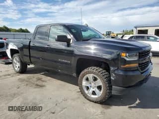 ✅ 2018 Chevrolet Silverado 1500 Custom • VIN: 1GCVKPEC5JZ116058 • Лот: 71790035. Опубликован ранее на Copart с пробегом 92 663 миль. Бесплатный доступ к архиву аукционных продаж из США и подробный отчёт об истории автомобиля на DreamBid. Изображение 4.