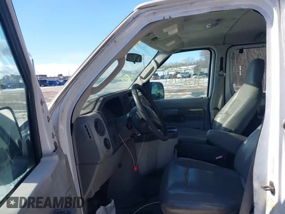 ✅ 2009 Ford Econoline Passenger XL • VIN: 1FBSS31L69DA14041 • Lot: 41388761. Wystawiony na IAAI z przebiegiem 43 775 mil. Bezpłatny archiwum sprzedaży aukcyjnych z USA i szczegółowy raport historii pojazdu na DreamBid. Zdjęcie 5.