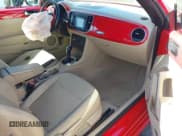 ✅ 2013 Volkswagen Beetle 2.5L • VIN: 3VW5P7AT4DM823775 • Lot: 43365532. Wystawiony na IAAI z przebiegiem 52 632 mil. Bezpłatny archiwum sprzedaży aukcyjnych z USA i szczegółowy raport historii pojazdu na DreamBid. Zdjęcie 5.