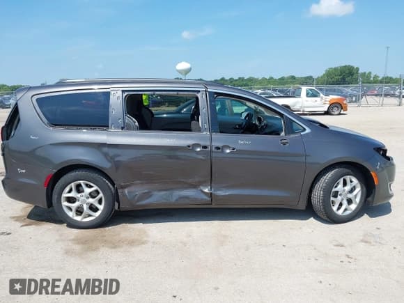 ✅ 2017 Chrysler Pacifica Touring L • VIN: 2C4RC1BG1HR785208 • Лот: 42584438. Опубликован ранее на IAAI с пробегом 93 204 миль. Бесплатный доступ к архиву аукционных продаж из США и подробный отчёт об истории автомобиля на DreamBid. Изображение 14.