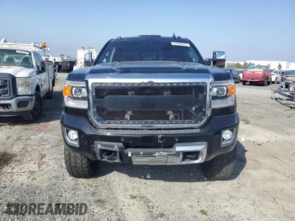 ✅ 2016 GMC Sierra 3500HD Denali • VIN: 1GT42YE85GF153487 • Lot: 57527035. Wystawiony na Copart z przebiegiem 110 059 mil. Bezpłatny archiwum sprzedaży aukcyjnych z USA i szczegółowy raport historii pojazdu na DreamBid. Zdjęcie 5.