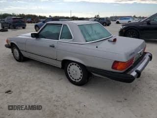 ✅ 1987 Mercedes-Benz 560 SL • VIN: WDBBA48D6HA074385 • Лот: 84098634. Опубликован ранее на Copart с пробегом 141 496 миль. Бесплатный доступ к архиву аукционных продаж из США и подробный отчёт об истории автомобиля на DreamBid. Изображение 2.