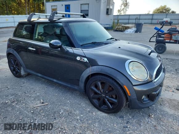✅ 2011 MINI Hardtop S • VIN: WMWSV3C50BTY10939 • Lot: 86900975. Listed on Copart with 140,809 mi. Free auction sales archive from the USA and detailed vehicle history report at DreamBid. Image 4.