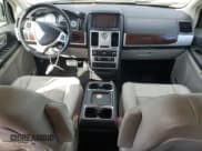 ✅ 2010 Chrysler Town & Country Touring Plus • VIN: 2A4RR8DX7AR404580 • Lot: 85706075. Wystawiony na Copart z przebiegiem 200 741 mil. Bezpłatny archiwum sprzedaży aukcyjnych z USA i szczegółowy raport historii pojazdu na DreamBid. Zdjęcie 8.