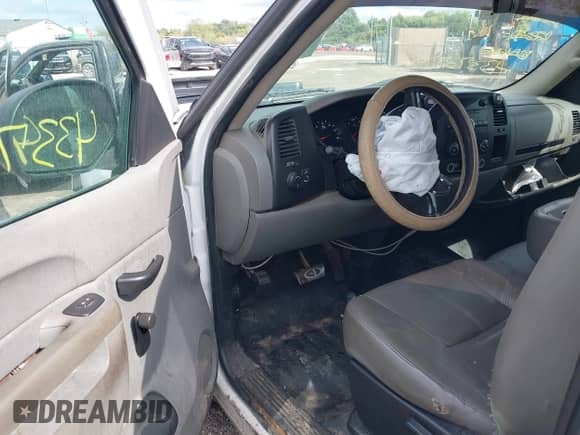 2010 Chevrolet Silverado 1500 Work Truck z VIN 1GCPCPEA1AZ215626, wystawiony jako IAAI lot #43373577 z przebiegiem 286 892 mil mil oraz . Historia ofert i sprzedaży dostępna na DreamBid. Obrazek 8.