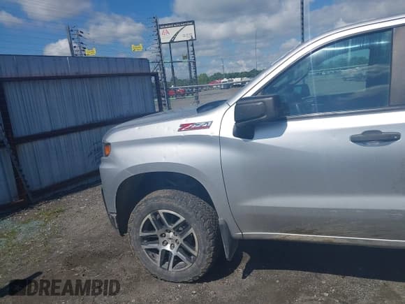 ✅ 2019 Chevrolet Silverado 1500 Custom Trail Boss • VIN: 3GCPYCEF3KG126700 • Lot: 42160575. Wystawiony na IAAI z przebiegiem 116 815 mil. Bezpłatny archiwum sprzedaży aukcyjnych z USA i szczegółowy raport historii pojazdu na DreamBid. Zdjęcie 17.