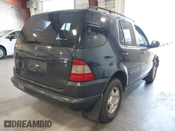 ✅ 2000 Mercedes-Benz M 320/430/500 • VIN: 4JGAB54E7YA147189 • Lot: 42690377. Listed on IAAI with 189,642 mi. Free auction sales archive from the USA and detailed vehicle history report at DreamBid. Image 4.