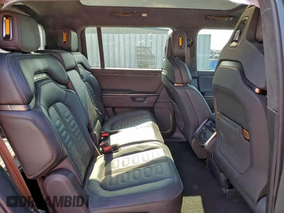 ✅ 2025 Rivian R1S Adventure • VIN: 7PDSGBBA2SN048006 • Lot: 96099815. Wystawiony na Copart z przebiegiem 15 768 mil. Bezpłatny archiwum sprzedaży aukcyjnych z USA i szczegółowy raport historii pojazdu na DreamBid. Zdjęcie 11.