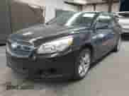 2013 Chevrolet Malibu LT z VIN 1G11C5SA9DF319522, wystawiony jako IAAI lot #43183681 z przebiegiem 104 711 mil mil oraz . Historia ofert i sprzedaży dostępna na DreamBid. Obrazek 2.