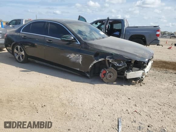 ✅ 2019 Mercedes-Benz E 300 • VIN: WDDZF4JB8KA577407 • Lot: 89868405. Listed on Copart with 195,469 mi. Free auction sales archive from the USA and detailed vehicle history report at DreamBid. Image 4.