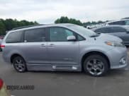 ✅ 2014 Toyota Sienna SE • VIN: 5TDXK3DC6ES421515 • Lot: 43102179. Wystawiony na IAAI z przebiegiem 63 756 mil. Bezpłatny archiwum sprzedaży aukcyjnych z USA i szczegółowy raport historii pojazdu na DreamBid. Zdjęcie 13.
