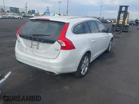 ✅ 2017 Volvo V60 Premier • VIN: YV140MEK0H1366754 • Lot: 42746205. Wystawiony na IAAI z przebiegiem 183 823 mil. Bezpłatny archiwum sprzedaży aukcyjnych z USA i szczegółowy raport historii pojazdu na DreamBid. Zdjęcie 4.