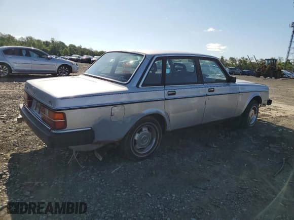 ✅ 1985 Volvo 240 DL • VIN: YV1AX8848F1116243 • Lot: 57331255. Listed on Copart with 125,328 mi. Free auction sales archive from the USA and detailed vehicle history report at DreamBid. Image 3.