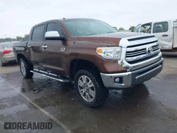 ✅ 2017 Toyota Tundra Platinum • VIN: 5TFAW5F14HX620532 • Лот: 41932248. Опубликован ранее на IAAI с пробегом 100 101 миль. Бесплатный доступ к архиву аукционных продаж из США и подробный отчёт об истории автомобиля на DreamBid. Изображение 1.