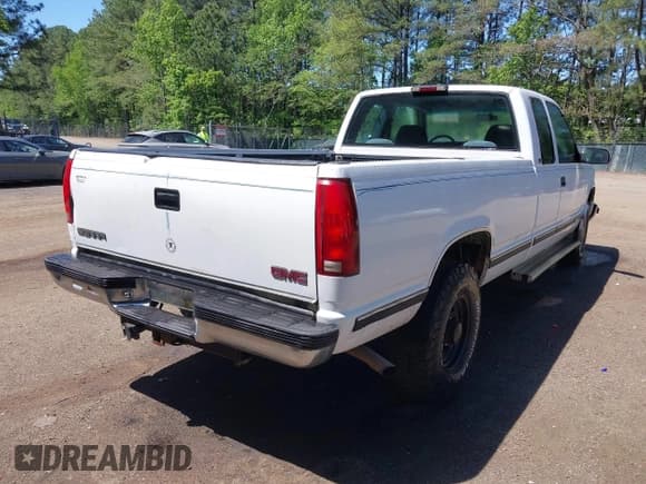 ✅ 1998 GMC Sierra 2500 • VIN: 1GTGC29J9WE514261 • Лот: 42033247. Опубликован ранее на IAAI с пробегом 151 001 миль. Бесплатный доступ к архиву аукционных продаж из США и подробный отчёт об истории автомобиля на DreamBid. Изображение 4.