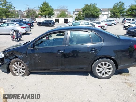 ✅ 2010 Volkswagen Jetta Limited Edition • VIN: 3VWRZ7AJ5AM158388 • Lot: 42054349. Listed on IAAI with 101,272 mi. Free auction sales archive from the USA and detailed vehicle history report at DreamBid. Image 14.