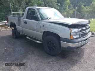 2006 Chevrolet Silverado 1500 Work Truck z VIN 3GCEK14X66G259237, wystawiony jako IAAI lot #42648094 z przebiegiem 218 053 mil mil oraz . Historia ofert i sprzedaży dostępna na DreamBid. Obrazek 1.