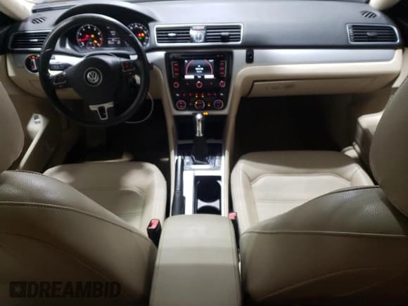 ✅ 2012 Volkswagen Passat SE • VIN: 1VWBH7A35CC097098 • Lot: 65201695. Wystawiony na Copart z przebiegiem 164 156 mil. Bezpłatny archiwum sprzedaży aukcyjnych z USA i szczegółowy raport historii pojazdu na DreamBid. Zdjęcie 8.