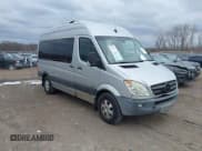 ✅ 2010 Mercedes-Benz Sprinter Passenger • VIN: WDZPE7CC9A5464133 • Lot: 41843768. Wystawiony na IAAI z przebiegiem 129 570 mil. Bezpłatny archiwum sprzedaży aukcyjnych z USA i szczegółowy raport historii pojazdu na DreamBid. Zdjęcie 1.