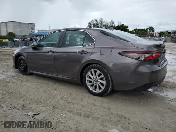 ✅ 2022 Toyota Camry LE • VIN: 4T1C11AK6NU053197 • Lot: 80526475. Wystawiony na Copart z przebiegiem 38 328 mil. Bezpłatny archiwum sprzedaży aukcyjnych z USA i szczegółowy raport historii pojazdu na DreamBid. Zdjęcie 2.