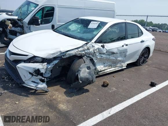 2022 Toyota Camry SE z VIN 4T1G11AK0NU054329, wystawiony jako IAAI lot #42342363 z przebiegiem 105 909 mil mil oraz . Historia ofert i sprzedaży dostępna na DreamBid. Obrazek 17.