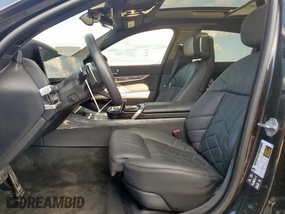 ✅ 2024 BMW 7 Series 760i xDrive • VIN: WBA33EJ02RCS57864 • Lot: 84426565. Wystawiony na Copart z przebiegiem 7 726 mil. Bezpłatny archiwum sprzedaży aukcyjnych z USA i szczegółowy raport historii pojazdu na DreamBid. Zdjęcie 7.