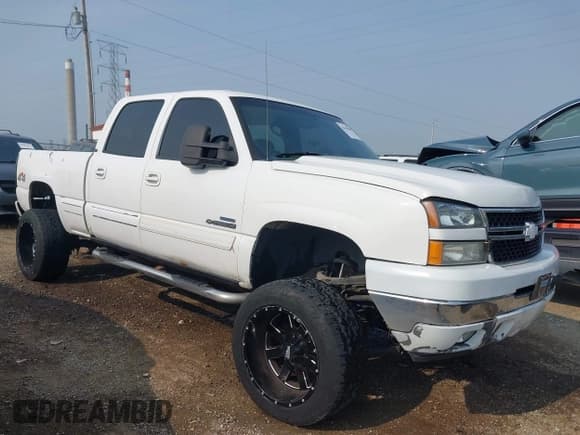 ✅ 2006 Chevrolet Silverado 2500HD LT3 • VIN: 1GCHK23D06F160988 • Лот: 42415980. Опубликован ранее на IAAI с пробегом 306 451 миль. Бесплатный доступ к архиву аукционных продаж из США и подробный отчёт об истории автомобиля на DreamBid. Изображение 1.