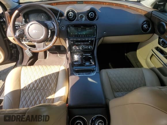 ✅ 2019 Jaguar XJ Portfolio • VIN: SAJWJ2GD8K8W21083 • Лот: 66318235. Опубликован ранее на Copart с пробегом 75 688 миль. Бесплатный доступ к архиву аукционных продаж из США и подробный отчёт об истории автомобиля на DreamBid. Изображение 8.