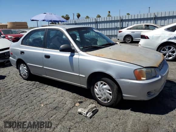 2002 Hyundai Accent GL z VIN KMHCG45C92U353198, wystawiony jako Copart lot #68305654 z przebiegiem 130 594 mil mil oraz Czysty tytuł • Clean title. Historia ofert i sprzedaży dostępna na DreamBid. Obrazek 4.