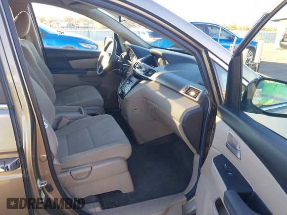 ✅ 2013 Honda Odyssey EX • VIN: 5FNRL5H49DB024582 • Lot: 43875807. Listed on IAAI with 111,799 mi. Free auction sales archive from the USA and detailed vehicle history report at DreamBid. Image 5.