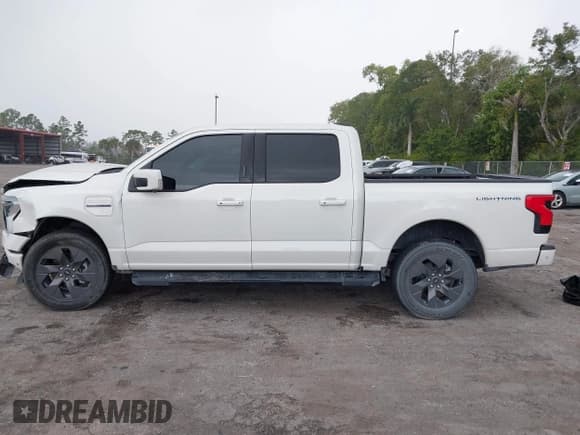 ✅ 2022 Ford F-150 Lightning Pro • VIN: 1FT6W1EV2NWG03216 • Lot: 43830768. Wystawiony na IAAI z przebiegiem Nie podano. Bezpłatny archiwum sprzedaży aukcyjnych z USA i szczegółowy raport historii pojazdu na DreamBid. Zdjęcie 15.