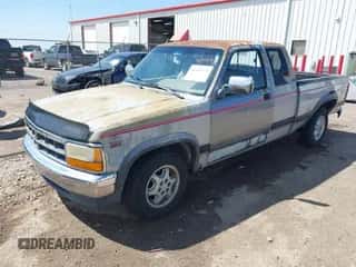 1995 Dodge Dakota z VIN 1B7GL23X4SS149528, wystawiony jako IAAI lot #42049475 z przebiegiem 168 078 mil mil oraz . Historia ofert i sprzedaży dostępna na DreamBid. Obrazek 2.