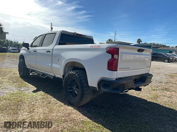 ✅ 2022 Chevrolet Silverado 1500 Custom Trail Boss • VIN: 3GCUDCET0NG553356 • Лот: 92641155. Опубликован ранее на Copart с пробегом 134 759 миль. Бесплатный доступ к архиву аукционных продаж из США и подробный отчёт об истории автомобиля на DreamBid. Изображение 3.