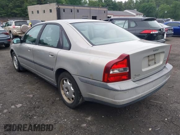 ✅ 2001 Volvo S80 • VIN: YV1TS94D311183313 • Lot: 42416606. Listed on IAAI with 303,697 mi. Free auction sales archive from the USA and detailed vehicle history report at DreamBid. Image 3.