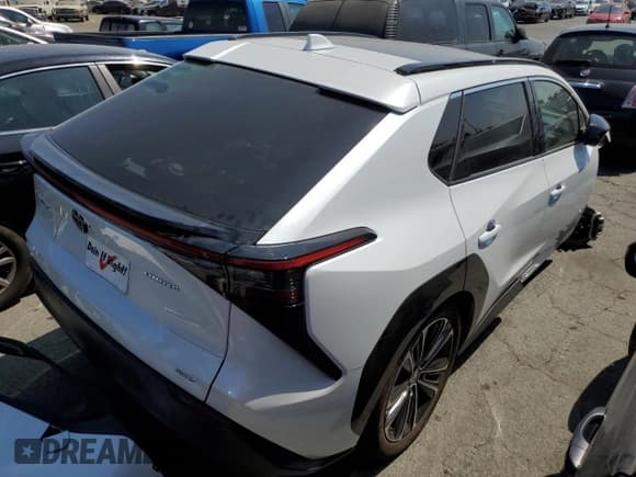 ✅ 2023 Toyota bZ4X XLE • VIN: JTMABACA0PA042200 • Lot: 64109554. Wystawiony na Copart z przebiegiem 5 330 mil. Bezpłatny archiwum sprzedaży aukcyjnych z USA i szczegółowy raport historii pojazdu na DreamBid. Zdjęcie 3.