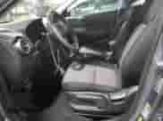 2018 Hyundai Kona SE z VIN KM8K1CAAXJU150086, wystawiony jako Copart lot #44582303 z przebiegiem 76 431 mil mil oraz . Historia ofert i sprzedaży dostępna na DreamBid. Obrazek 7.